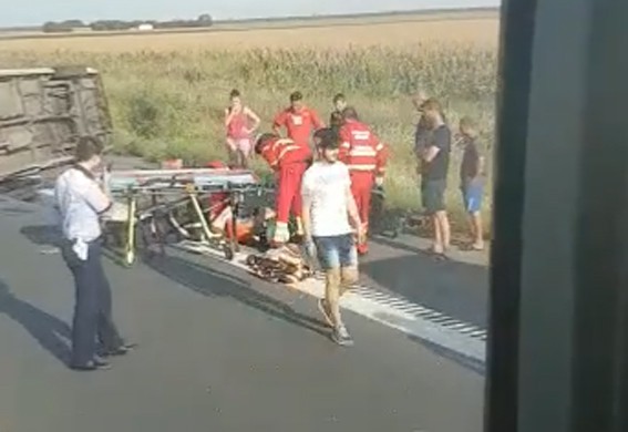 Bandă RESTRICŢIONATĂ pe autostrada A2! Un microbuz S-A RĂSTURNAT - VIDEO!