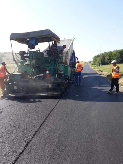 Ritm accelerat la RAJDP pentru a asfalta toate drumurile până la iarnă! Sâmbătă s-a lucrat pe șoseaua dintre Băneasa și Oltina