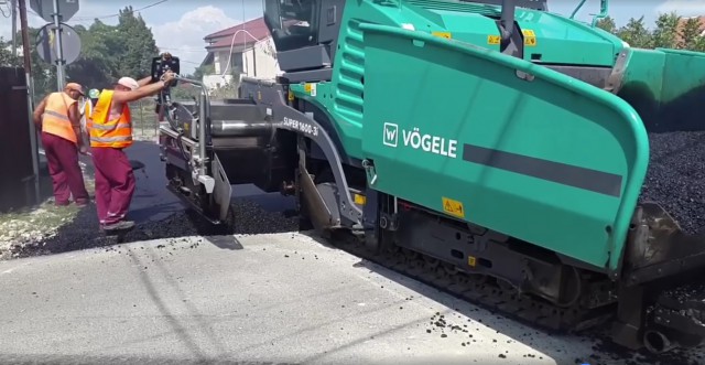 VIDEO. În cartierul Baba Novac din Constanța se ASFALTEAZĂ de zor!