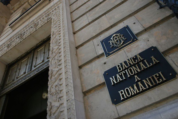 BNR: Implementarea pachetului de măsuri fiscal-bugetare ar putea accentua corecţia deficitului de cont curent 