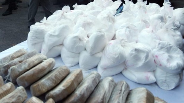 Prinși în timp ce vindeau cocaină la o terasă!