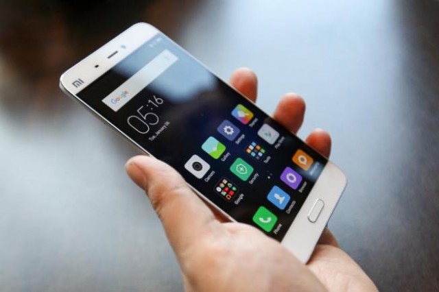 Piaţa smartphone-urilor s-a majorat cu 40% în România, în S1; un român a plătit, în medie, 200 de euro pentru un smartphone