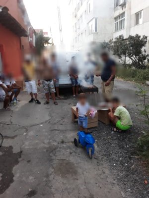 Petrecăreţi AMENDAŢI pentru că şi-au mutat cortul în stradă!