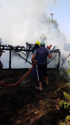 ALARMĂ ISU. INCENDIU la un CAMPING de pe malul Dunării! FOTO