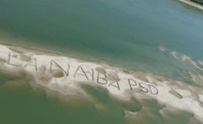 Un nou mesaj anti-PSD în dreptul orașului Galați. Textul se întinde pe 100 de metri și poate fi văzut din avion