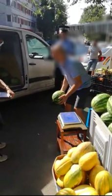Vânzătorii de pepeni din Constanţa, AMENDAŢI de poliţiştii locali! VIDEO