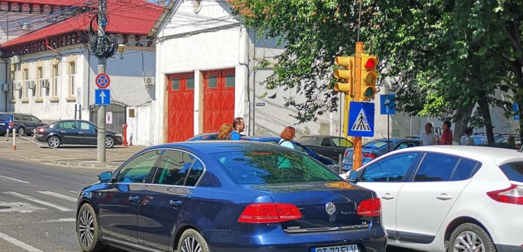 Atenţie, şoferi! Semafor repus în funcţiune pe strada Mircea cel Bătrân!