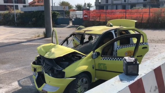 Accident rutier urmat de INCENDIU, la Constanţa: implicate un MICROBUZ şi un TAXI! VIDEO