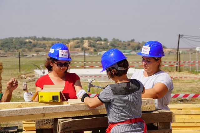 Managerii estimează creştere în activitatea de construcţii şi în comerţul cu amănuntul şi o majorare a preţurilor în lunile mai-iulie