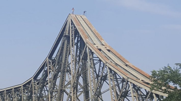 TENTATIVĂ DE SUICID. Un bărbat a ameninţat că se aruncă de pe podul din Cernavodă! VIDEO