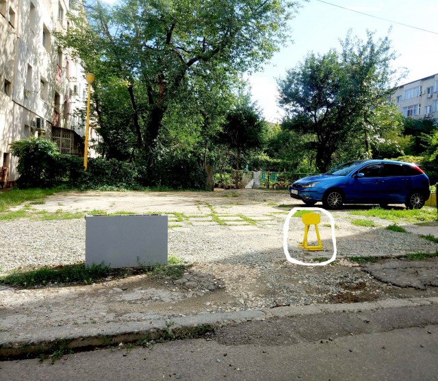 NEBUNIE CU PARCĂRILE LA CONSTANŢA: Acuzaţii de furt şi îngrădire abuzivă a unui teren între blocuri!