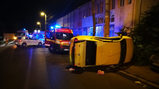 O maşină s-a răsturnat lângă Cimitirul Central, trei persoane sunt rănite!