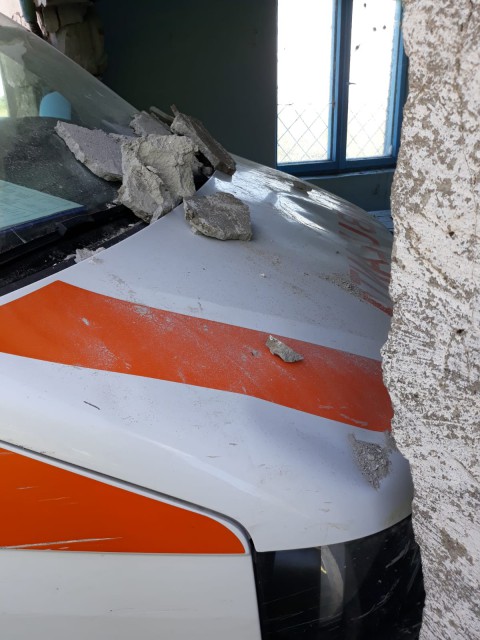 VIDEO. O ambulanță din Constanța a intrat într-o clădire dezafectată. A evitat un camion!