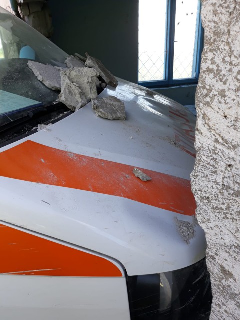 VIDEO. O ambulanță din Constanța a intrat într-o clădire dezafectată. A evitat un camion!
