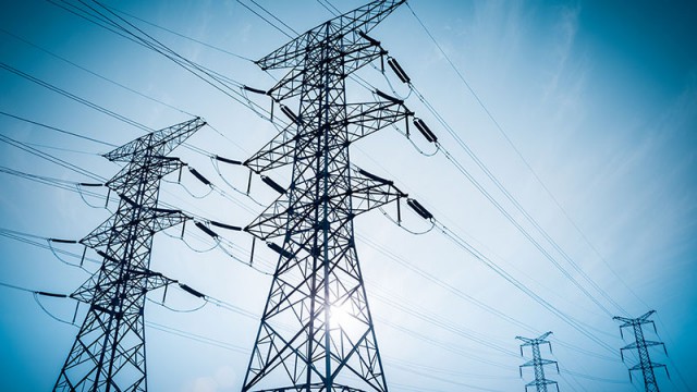 Preţul mediu al energiei electrice pe piaţa spot a bursei a crescut cu 33% în august, faţă de luna precedentă