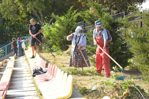 Acţiuni de igienizare în Constanţa: cosirea ierbii şi eliberarea parcurilor de gunoaie!