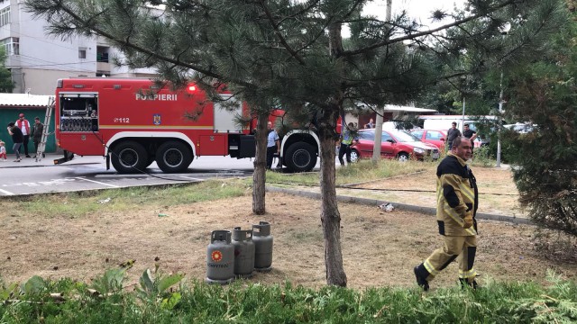 PERICOL DE EXPLOZIE. Un apartament a luat foc, la Medgidia!