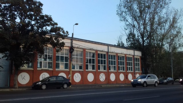 Clădirea de lângă Centrul de Scafandri, 'tapetată' cu însemne naziste