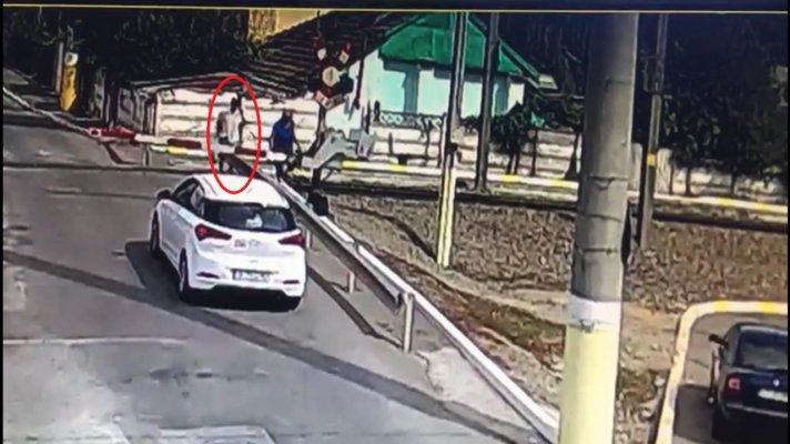 VIDEO. Momentul morţii bărbatului SPULBERAT de tren la Valu lui Traian, surprins de camerele de supraveghere!