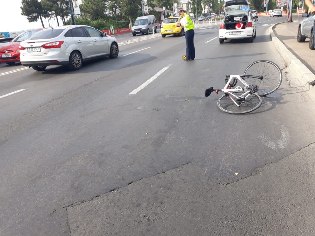 Biciclist accidentat de un autoturism, în Mamaia!