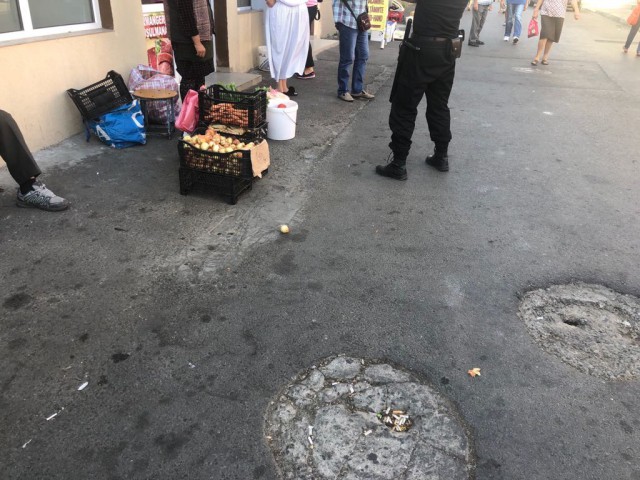 ŢIGANII DIN PIAŢA GRIVIŢEI, 'MĂTURAŢI' DE POLIŢIA LOCALĂ! VIDEO