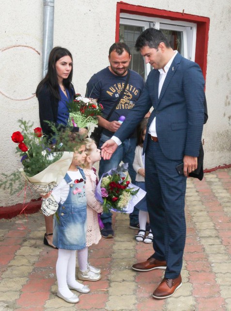 George Scupra, primarul din Ovidiu, alături de elevi, în prima zi de școală!