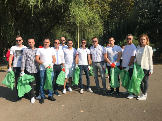 Tinerii din ALDE, curățenie în Parcul Tăbăcărie. Daraban: Cu această ocazie, atragem atenția și asupra companiei de salubritate din oraș