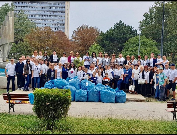 De ”Ziua Mondială a Curățeniei”, femeile din ALDE Constanţa au făcut ordine în parcul de la Gară