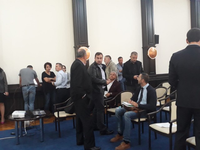 Claudiu Palaz şi-a băgat coada şi în şedinţa Consiliului Local Municipal. Proiecte retrase, discuţii aprinse!