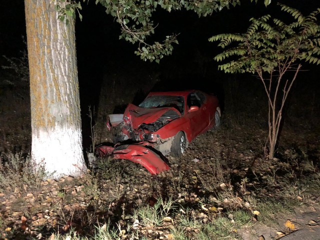 INCONȘTIENȚĂ! Trei minori au făcut praf o mașină. Unul dintre puști este în comă
