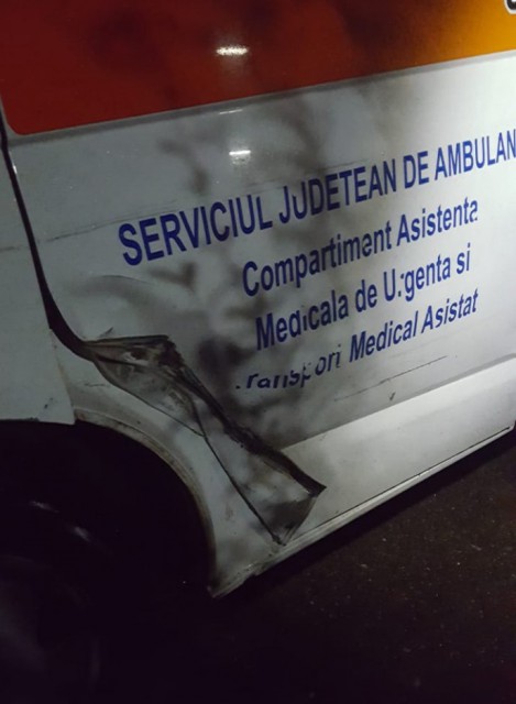 Polițiștii fac verificări pentru identificarea șoferului care a lovit o ambulanță!