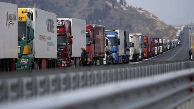 UNTRR solicită autorităţilor soluţionarea cu prioritate a problemelor urgente cu care se confruntă companiile româneşti de transport rutier