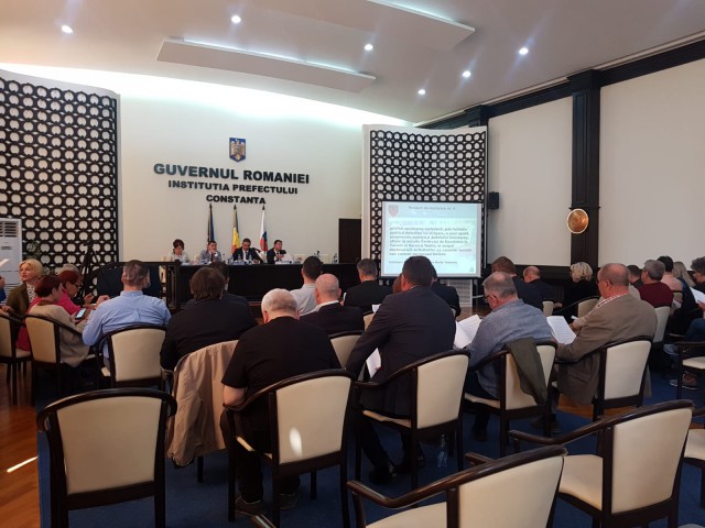 Consilierii județeni s-au întrunit în ședință. Transportul elevilor, din nou, adus în discuție!