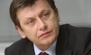 Crin Antonescu, reacție la posibila excludere de pe lista de europarlamentare a PNL: Îmi mențin candidatura