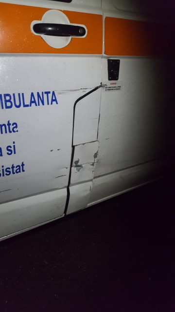 AMBULANȚĂ IMPLICATĂ ÎNTR-UN ACCIDENT RUTIER! ȘOFERUL VINOVAT A FUGIT!