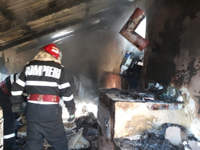 INCENDIU URMAT DE EXPLOZIE! O femeie a primit îngrijiri medicale