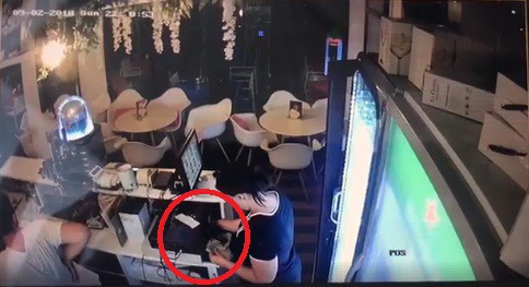 'VEDETĂ' în magazinele din Constanța! O femeie lăsa clienții fără bani și telefoane pe NERĂSUFLATE!