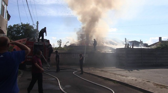 Încă un INCENDIU TERIBIL! Două case cuprinse de flăcări, persoane cu atac de panică!