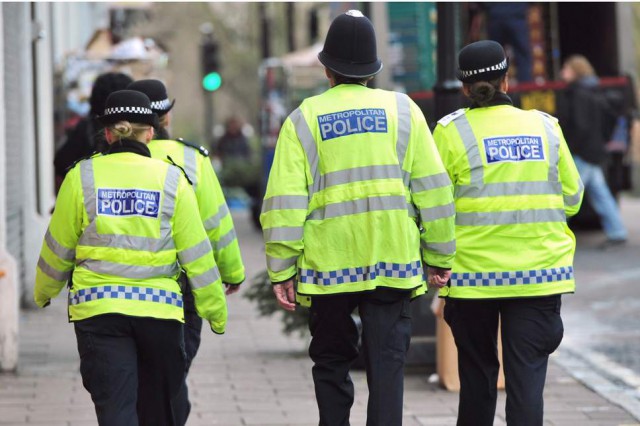 Alertă fără precedent a poliţiei britanice privind şantajarea adolescenţilor cu fotografii intime