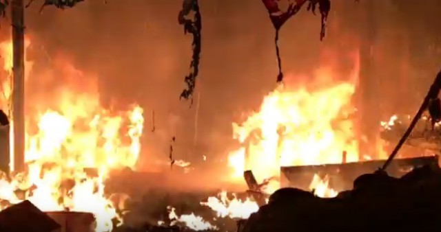 Incendiu VIOLENT la o piață din Medgidia! VIDEO