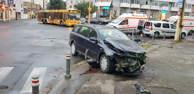 Accident rutier pe Ion Rațiu: ambii șoferi susțin că au pătruns pe culoarea verde!