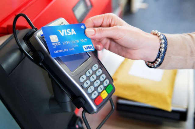 Studiu: 70% din totalul plăţilor realizate în România, la comercianţi, sunt efectuate cu carduri contactless