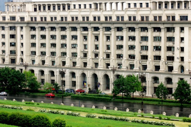 Ministerul Finanţelor intenţionează să împrumute 2,5 miliarde de euro de pe pieţele externe pe minimum 10 ani