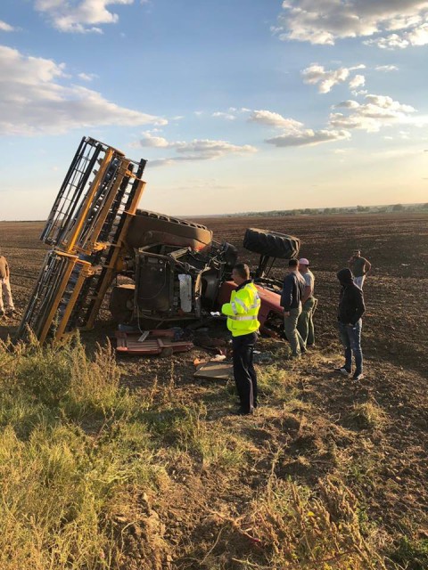 S-a răsturnat cu tractorul în câmp!