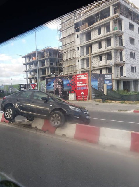 CASCADORIE! Autoturism suspendat pe parapetul median din Mamaia Nord