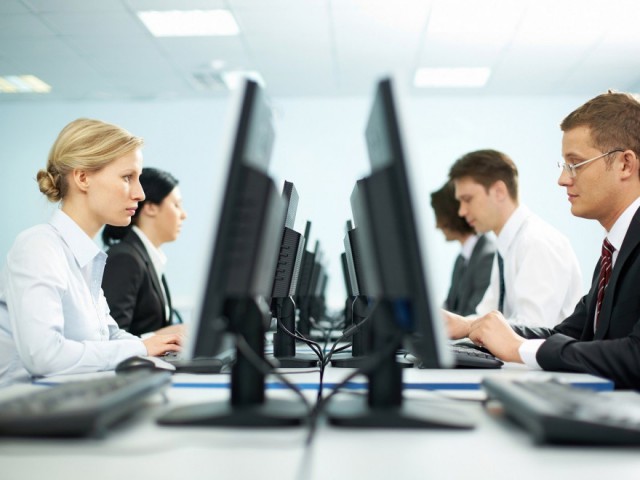 PwC: Peste o treime dintre candidaţii la un loc de muncă ar renunţa la o parte din salariu dacă au oportunităţi de perfecţionare