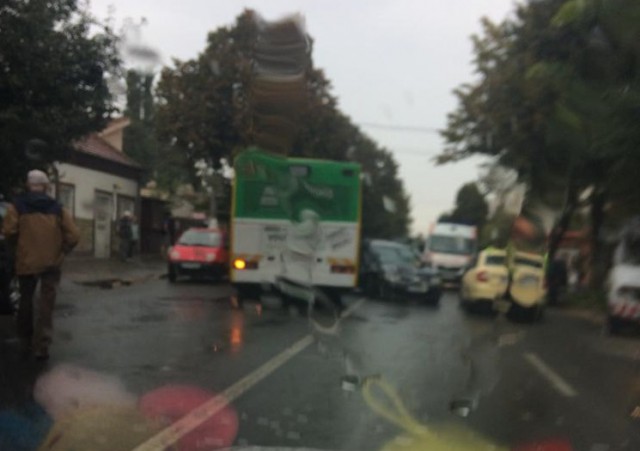 O ȘOFERIȚĂ de 82 de ani a făcut PRAF mai multe mașini!