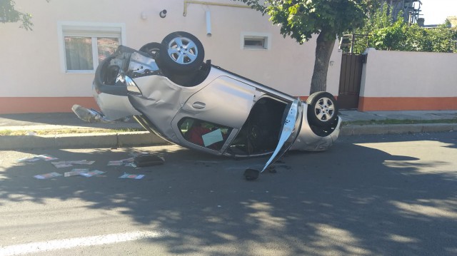 O șoferiță s-a RĂSTURNAT cu mașina, în municipiul Constanța!