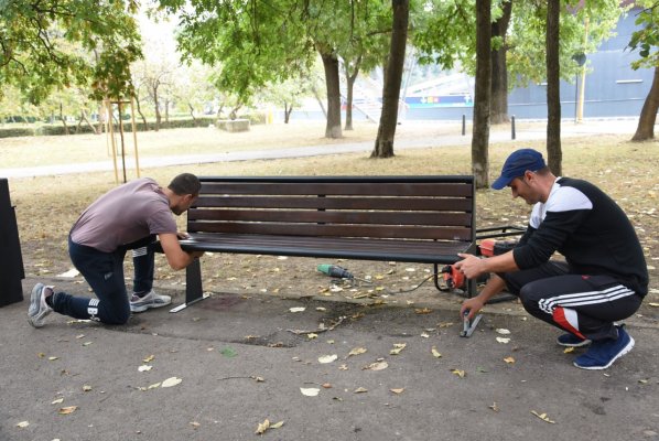 Coșuri de gunoi, bănci și dispozitive pentru deșeuri canine, montate în Constanța!