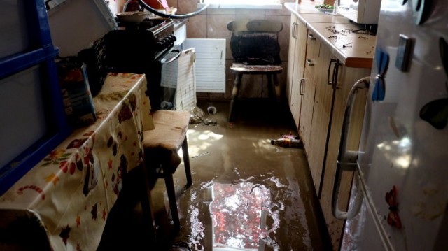 SCANDAL între soți, la Constanța: a băgat furtunul în pod și a inundat casa!